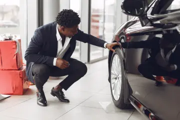 Mufamo team assisting a customer with tyre selection